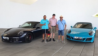 Foto der drei Manfreds mit Porsche